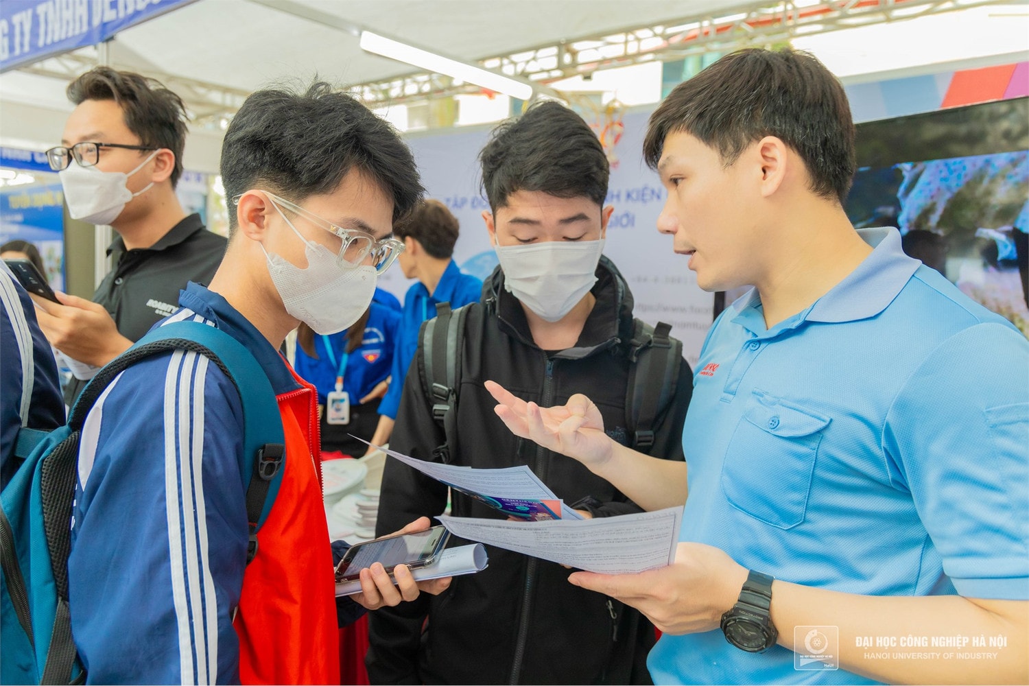 Hơn 7.000 cơ hội việc làm cho sinh viên tại Ngày hội việc làm của Trường Công nghiệp Hà Nội -0