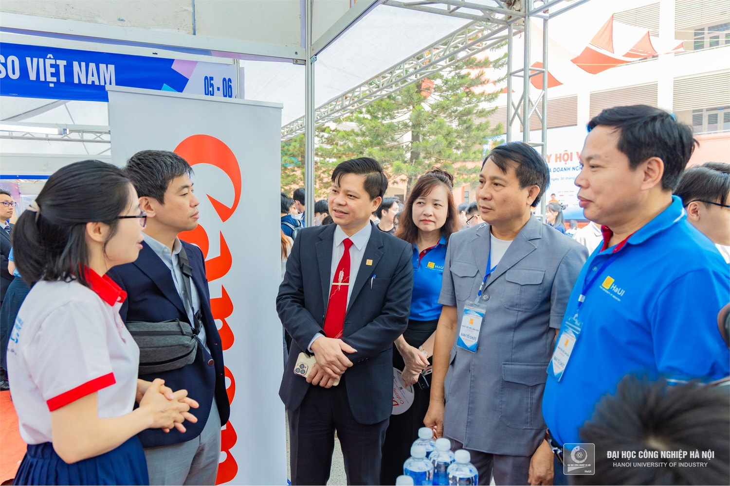 Hơn 7.000 cơ hội việc làm cho sinh viên tại Ngày hội việc làm của Trường Công nghiệp Hà Nội -0