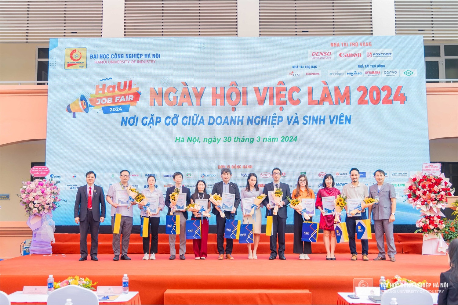 Hơn 7.000 cơ hội việc làm cho sinh viên tại Ngày hội việc làm của Trường Công nghiệp Hà Nội -0