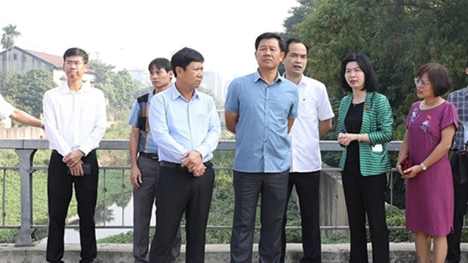 Đoàn giám sát HĐND thành phố về việc thực hiện kế hoạch đầu tư công trung hạn và các công trình trọng điểm giai đoạn 2021-2025 khảo sát thực tế tại kênh La Khê thuộc Dự án trạm bơm tiêu Yên Nghĩa - ẢNH T. HIỀN