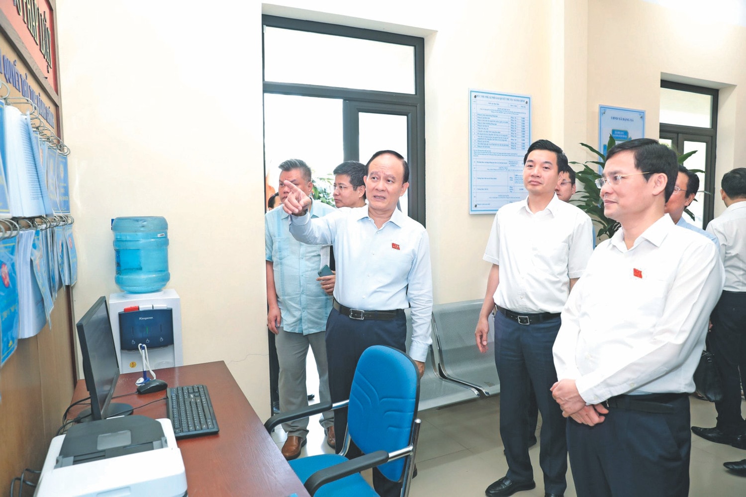 Chủ tịch HĐND thành phố Hà Nội Nguyễn Ngọc Tuấn cùng đoàn công tác giám sát về cải cách hành chính và chuyển đổi số tại huyện Gia Lâm Ảnh: Phi Long