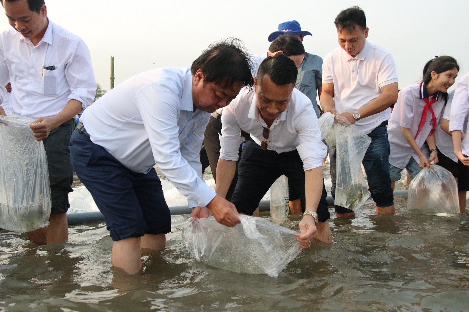 Bộ trưởng Bộ Nông nghiệp và Phát triển Nông thôn Lê Minh Hoan và các đại biểu thả con giống thủy sản xuống biển. Ảnh: BN “Nuôi biển, vì nguồn sống xanh thế hệ mai sau” -0