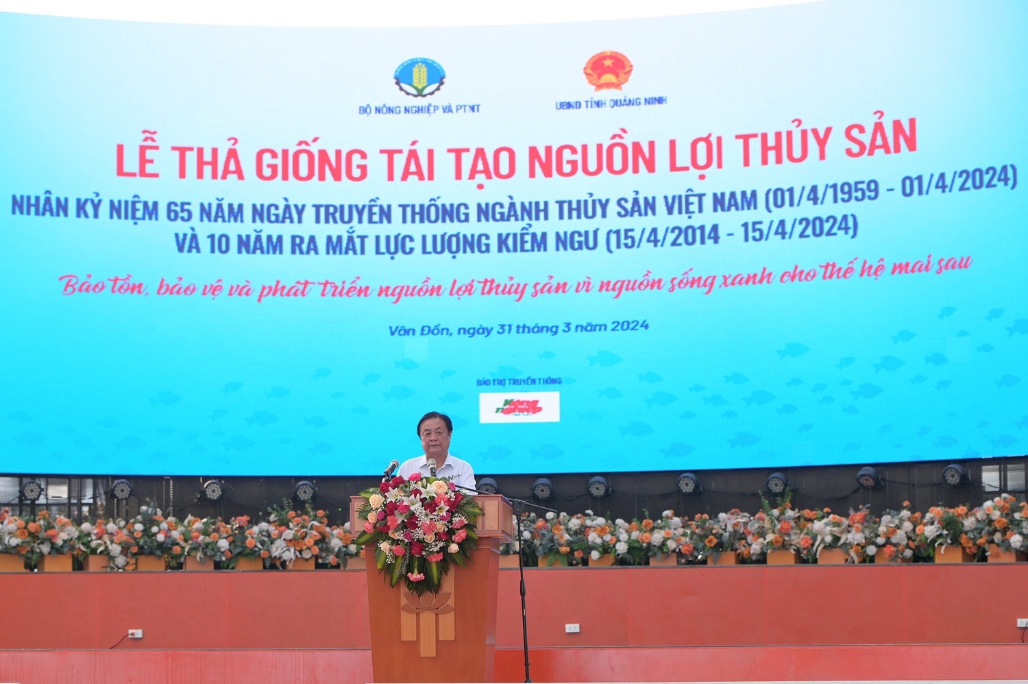 Bộ trưởng Bộ Nông nghiệp và Phát triển Nông thôn Lê Minh Hoan phát biểu tại Lễ thả giống tái tạo nguồn lợi thủy sản. Ảnh: BN “Nuôi biển, vì nguồn sống xanh thế hệ mai sau” -0