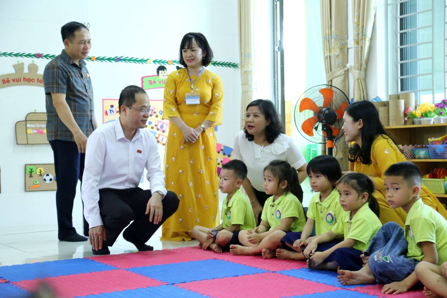 Trước khi làm việc với huyện Cẩm Xuyên, Đoàn khảo sát đã thăm và làm việc với Trường Mầm non xã Cẩm Vịnh Ủy ban Văn hóa, Giáo dục khảo sát về việc thực hiện chính sách, pháp luật đối với trẻ em mẫu giáo từ 3 đến 5 tuổi -1