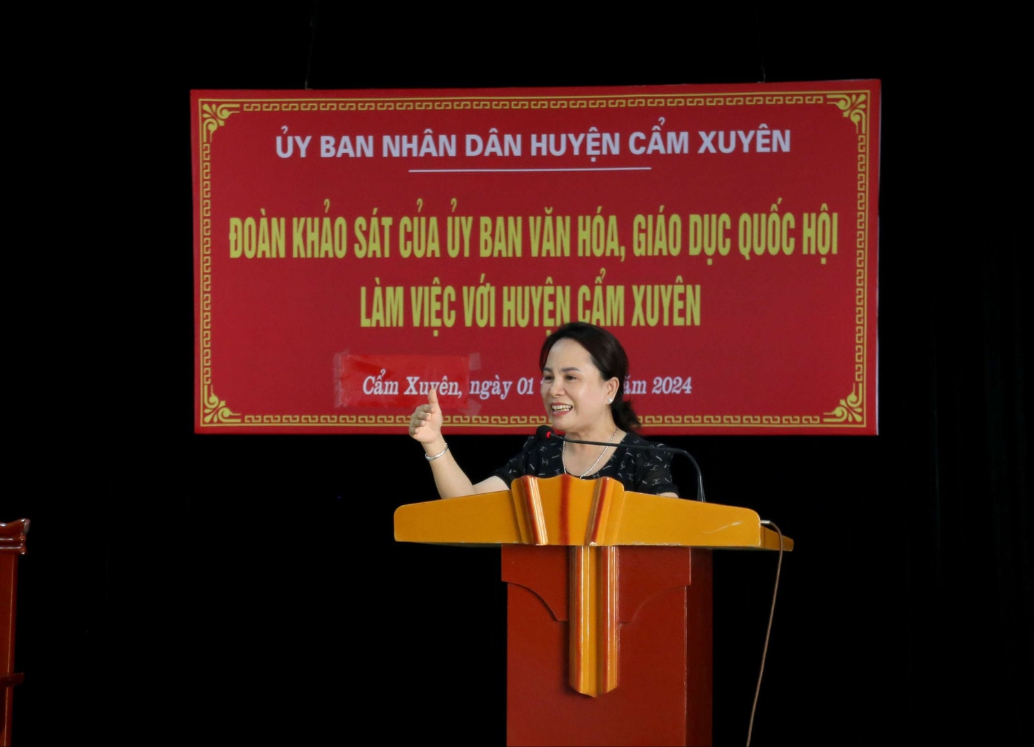 Bà Nguyễn Thị Xuân Hoàng, Trưởng phòng Giáo dục và Đào tạo huyện Cẩm Xuyên nêu một số kiến nghị tại buổi khảo sát Ủy ban Văn hóa, Giáo dục khảo sát về việc thực hiện chính sách, pháp luật đối với trẻ em mẫu giáo từ 3 đến 5 tuổi -0