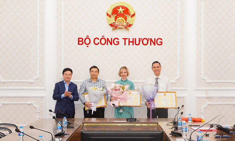Công ty CP Hơi kỹ nghệ Que hàn (SOVIGAZ) nhận Bằng khen của Bộ trưởng Bộ Công Thương -0