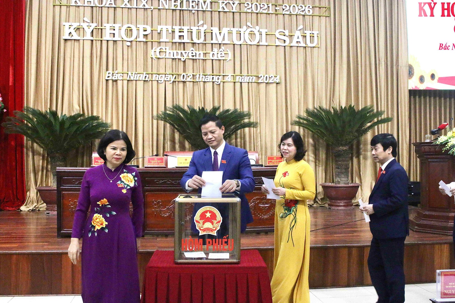 Xem xét, thông qua nhiều nội dung quan trọng, cấp thiết -0