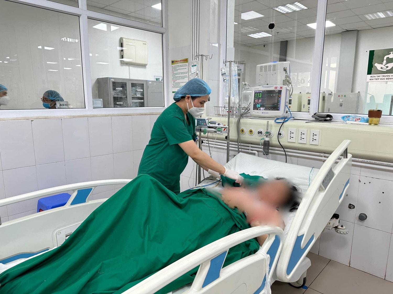 Bị ngạnh cá trê đâm vào tay, người phụ nữ nguy kịch -0