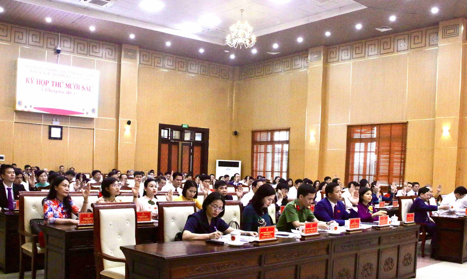 Xem xét, thông qua nhiều nội dung quan trọng, cấp thiết -0