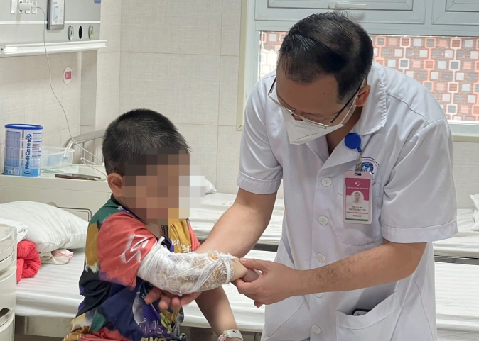 Bé trai 3 tuổi đa chấn thương, vỡ thận do chó béc – giê tấn công -0