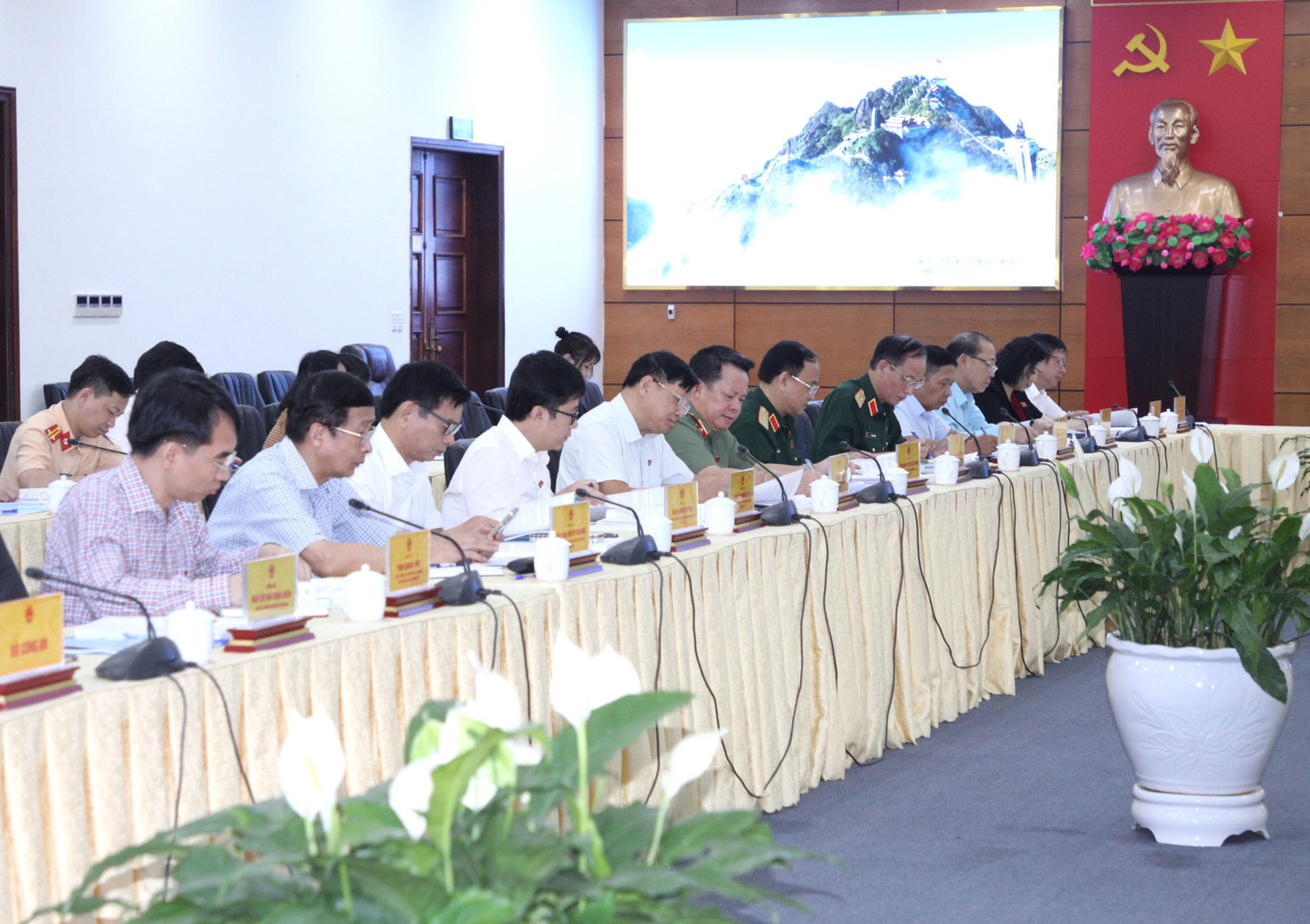 Các đại biểu tham dự cuộc làm việc