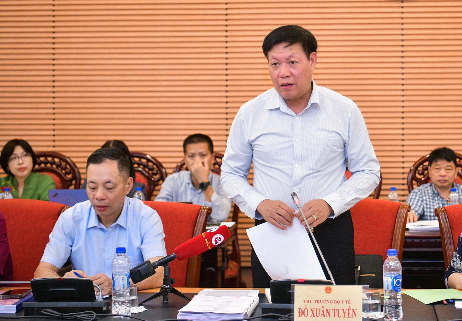 Thứ trưởng Bộ Y tế Đỗ Xuân Tuyên trình bày báo cáo