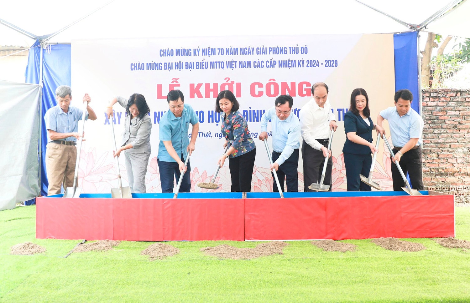 Huyện Thạch Thất (Hà Nội): Các hộ nghèo, cận nghèo tại 10 xã, thị trấn được nhận hỗ trợ xây dựng nhà và quà tặng -0