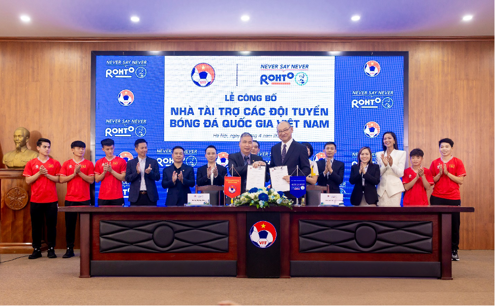 Tập đoàn dược phẩm hàng đầu của Nhật Bản chính thức là nhà tài trợ các đội tuyển bóng đá Quốc gia Việt Nam năm 2024-2027
