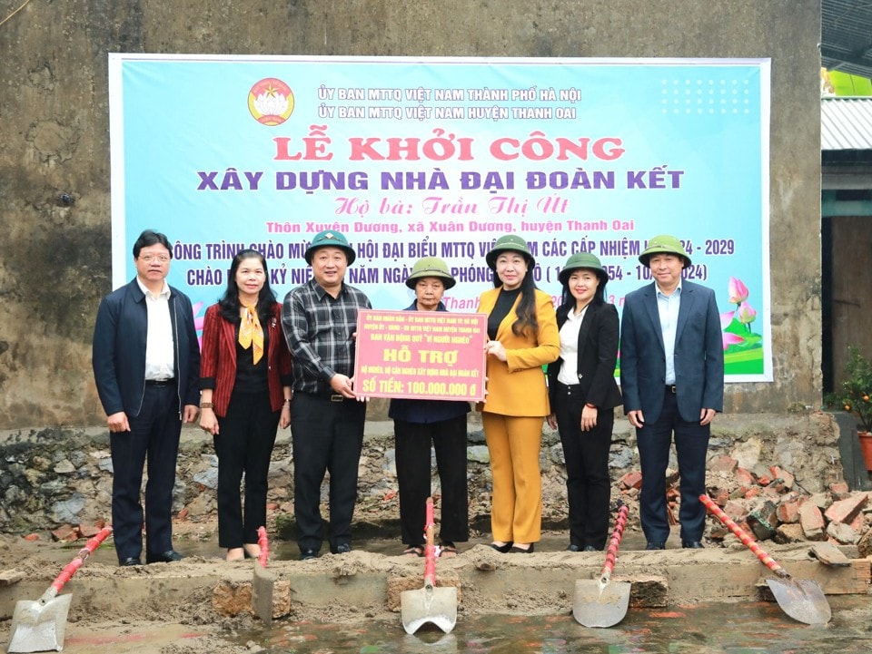 Chủ tịch Ủy ban Mặt trận Tổ quốc Việt Nam TP.Hà Nội Nguyễn Lan Hương trao hỗ trợ kinh phí cho gia đình bà Trần Thị Út (thôn Xuyên Dương, xã Xuân Dương, huyện Thanh Oai) để xây dựng nhà Đại đoàn kết. Ảnh: ITN