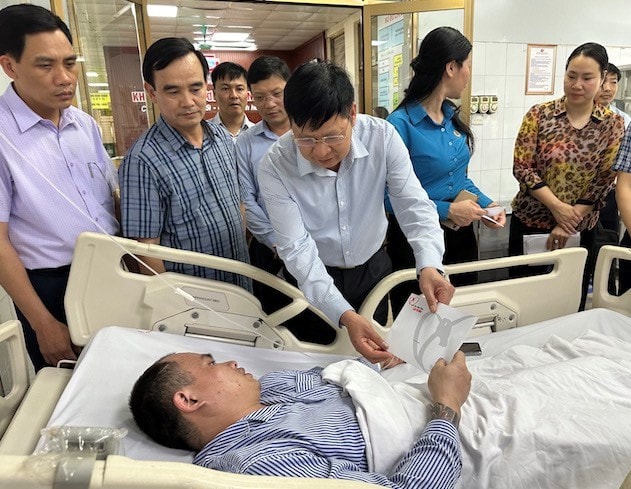 Tổng Liên đoàn Lao động Việt Nam thăm hỏi, trao hỗ trợ cho các công nhân bị thương do sự cố tại Công ty Than Thống Nhất -0