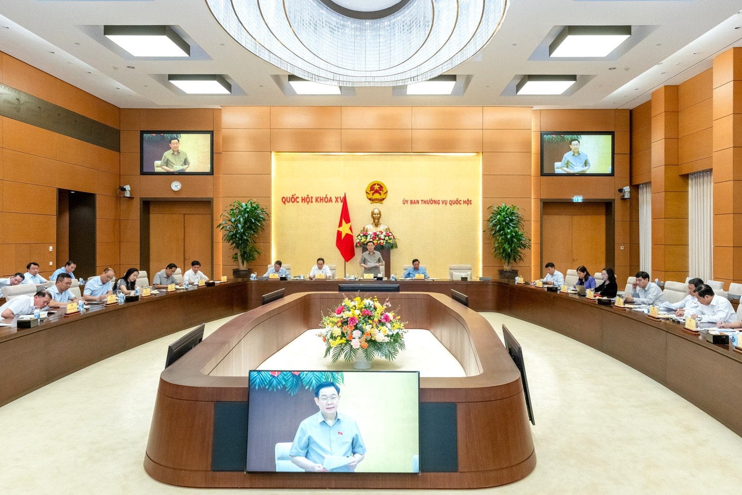 Chủ tịch Quốc hội Vương Đình Huệ chủ trì hội nghị giao ban lãnh đạo Quốc hội với các cơ quan của Quốc hội, Ủy ban Thường vụ Quốc hội