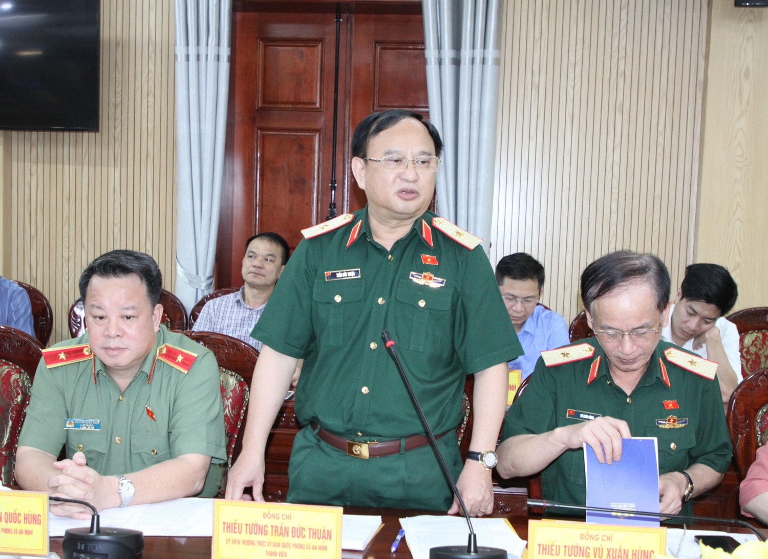 Ủy viên Thường trực Ủy ban Quốc phòng và An ninh Trần Đức Thuận phát biểu