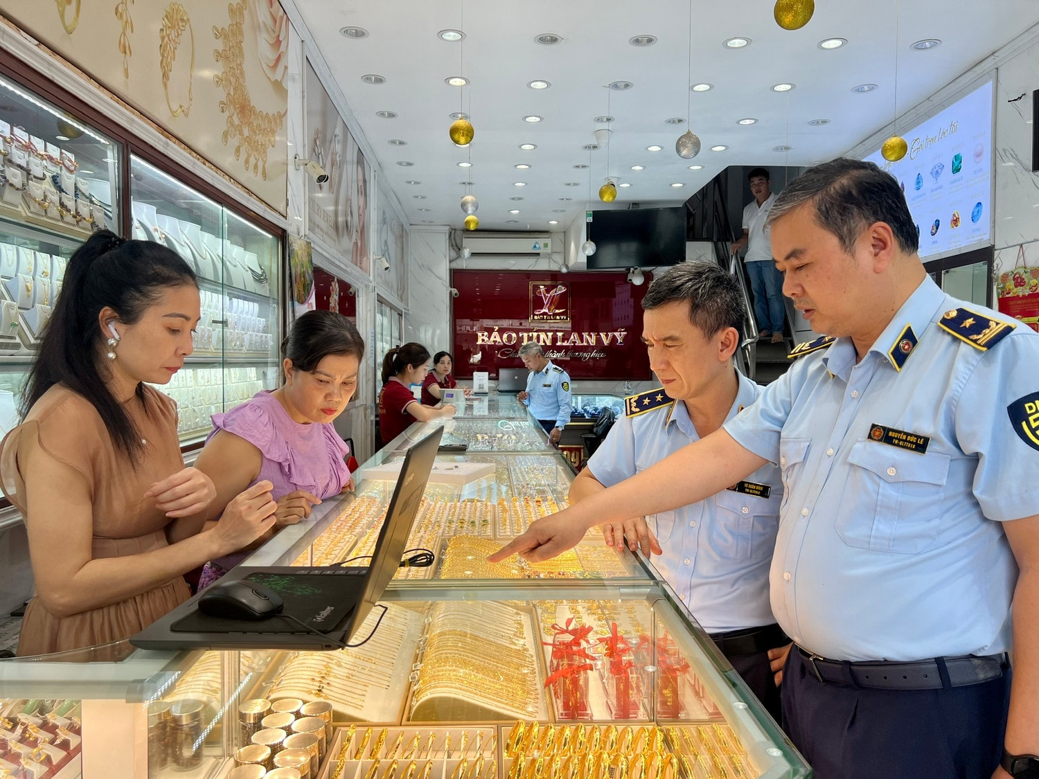 Hà Nội: Phát hiện nhiều dấu hiệu vi phạm khi kiểm tra các tiệm vàng -0