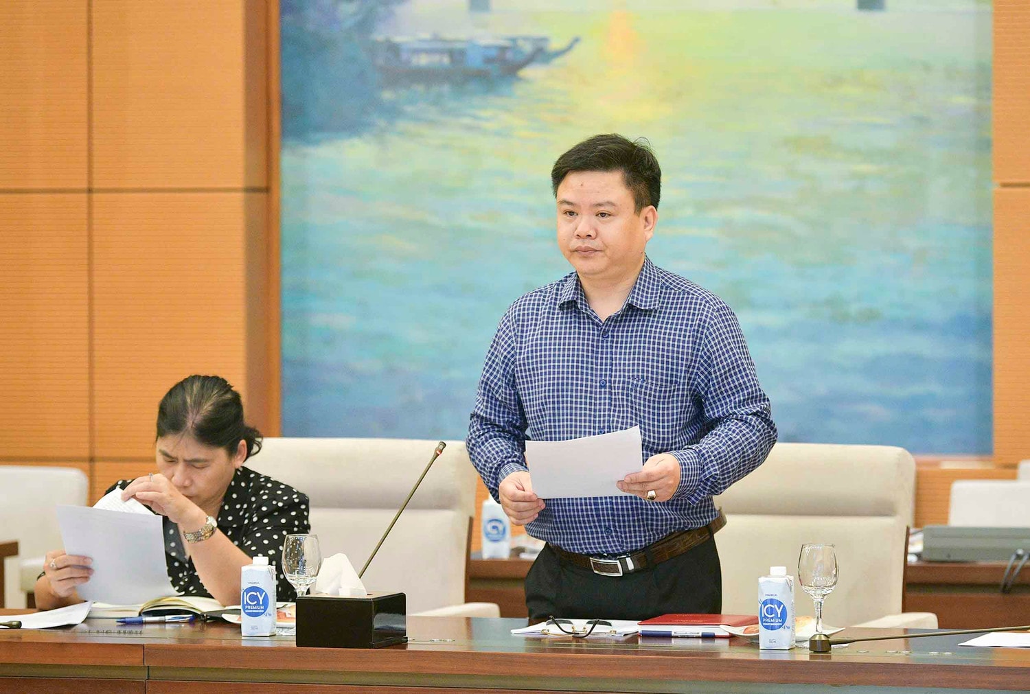 Vụ trưởng Vụ Tổng hợp Vũ Khắc Định báo cáo tại cuộc họp 