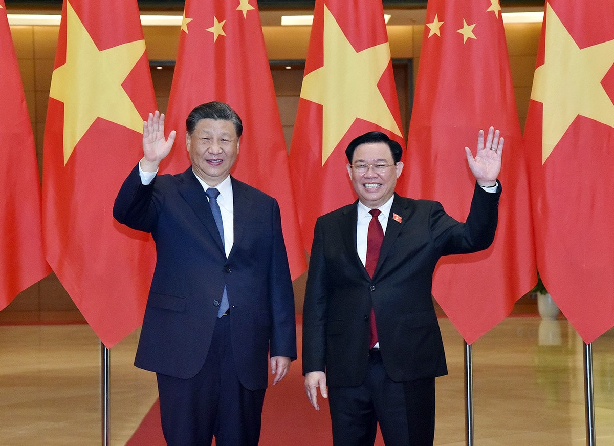 NA Chairman Vuong Dinh Hue (right) and Party General Secretary and President of China Xi Jinping pose for a joint photo in Hanoi on December 13, 2023 during the Chinese leader's state visit to Vietnam. Photo: Lam Hien Ambassador stresses significance of NA leader’s visit to China -0