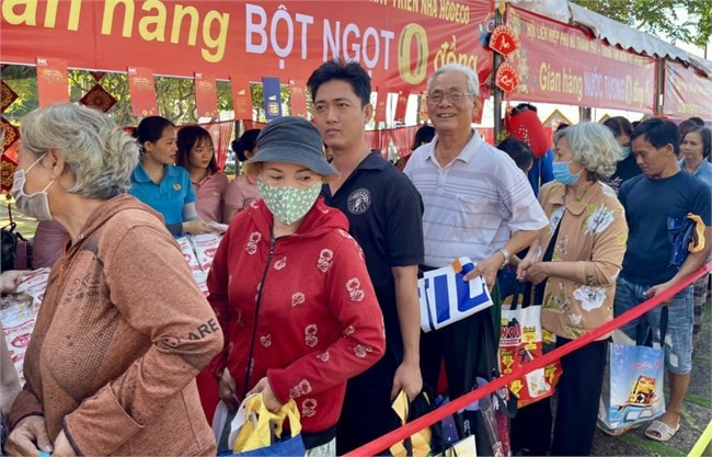 Người lao động xếp hàng vào mua sắm tại chợ Tết không đồng (ITN)