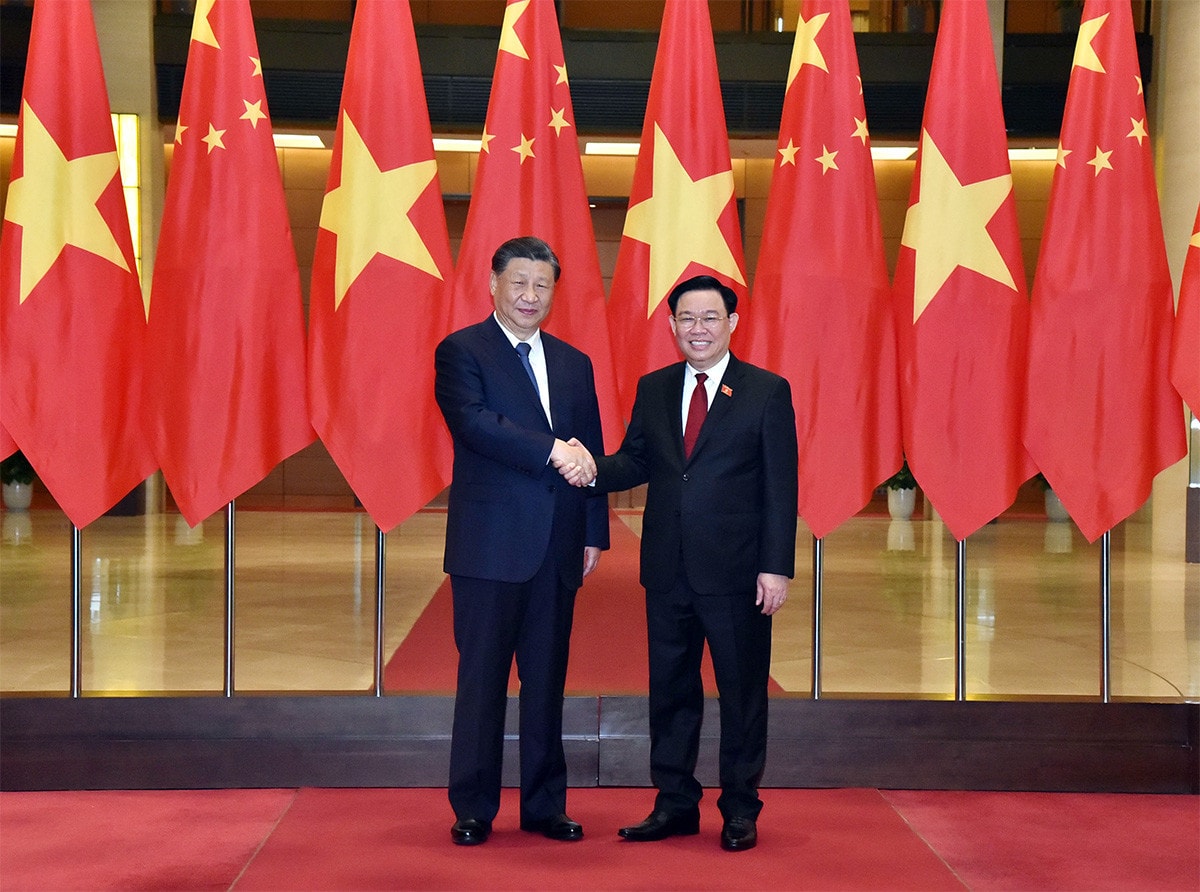 NA Chairman Vuong Dinh Hue (right) and Party General Secretary and President of China Xi Jinping pose for a joint photo in Hanoi on December 13, 2023 during the Chinese leader's state visit to Vietnam. Photo: Lam Hien Ambassador stresses significance of NA leader’s visit to China -0