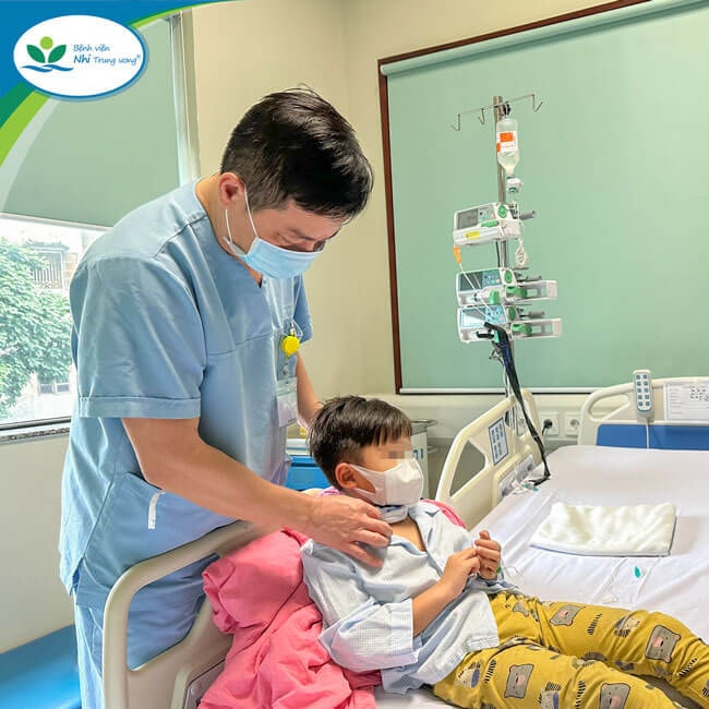 Ngã đập vùng cổ vào góc kệ tivi, bé trai 7 tuổi vỡ khí quản -0