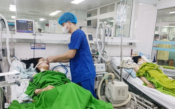 Hai chị em nguy kịch sau khi ăn 