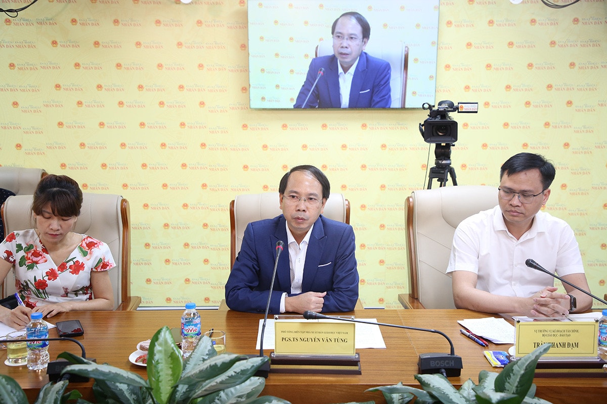 MC: Thưa PGS.TS Nguyễn Văn Tùng, ông có thể cho biết giá sách giáo khoa được Nhà xuất bản Giáo dục Việt Nam tính toán dựa trên những yếu tố nào? Vì sao giá các bộ sách giáo khoa hiện nay cao hơn giá bộ sách giáo khoa cũ?