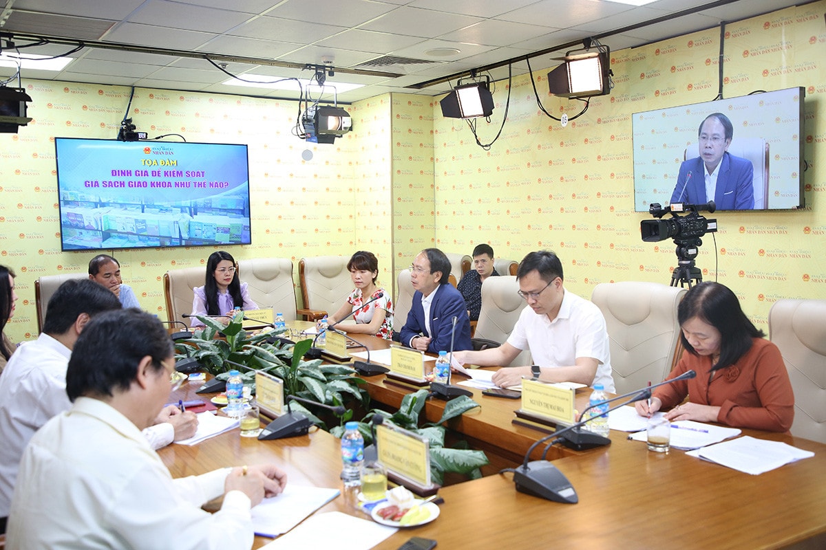 MC: Về phía đơn vị xuất bản và phát hành sách giáo khoa, PGS.TS Nguyễn Văn Tùng, Phó Tổng Biên tập Nhà xuất bản Giáo dục Việt Nam có thể cho biết, việc xuất bản, in ấn và phát hành sách giáo khoa trong bối cảnh có nhiều bộ sách giáo khoa hiện nay có những thuận lợi và khó khăn gì?