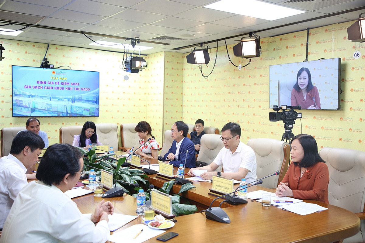 MC: Thưa bà Nguyễn Thị Mai Hoa, Phó Chủ nhiệm Ủy ban Văn hóa, Giáo dục: có ý kiến cho rằng, nếu sử dụng ngân sách nhà nước để biên soạn SGK, miễn phí bản quyền biên soạn, giá sách sẽ giảm xuống. Quan điểm của bà về vấn đề này như thế nào?