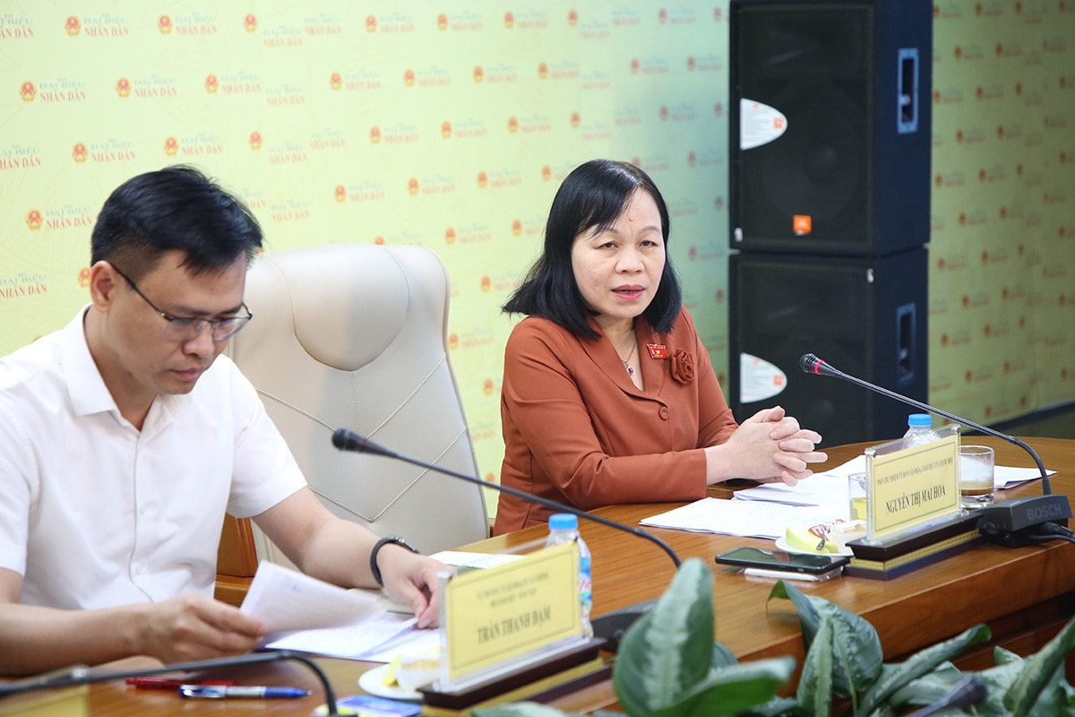 MC: Thưa bà Nguyễn Thị Mai Hoa, Phó Chủ nhiệm Uỷ ban Văn hoá, Giáo dục, bà cho biết về những tác động, hiệu quả của việc Nhà nước định giá sách giáo khoa đối với ngành giáo dục, với các nhà xuất bản SGK và với xã hội nói chung?
