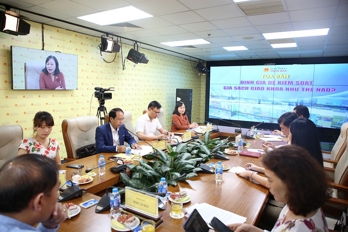MC: Thưa bà Nguyễn Thị Mai Hoa, Phó Chủ nhiệm Uỷ ban Văn hoá, Giáo dục, bà cho biết về những tác động, hiệu quả của việc Nhà nước định giá sách giáo khoa đối với ngành giáo dục, với các nhà xuất bản SGK và với xã hội nói chung?