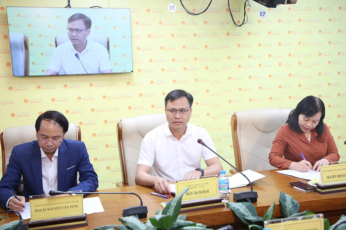MC: Thưa ông Trần Thanh Đạm, Vụ trưởng Vụ Kế hoạch - Tài chính, Bộ GD-ĐT, Luật Giá đã có, Chính phủ đã ban hành Nghị quyết về các đề mục thực hiện cho việc thực hiện chương trình Giáo dục phổ thông và sách giáo khoa mới. Vậy, Bộ GD-ĐT sẽ xây dựng cơ chế kiểm soát khâu biên soạn, in ấn phát hành và kiểm soát giá sách giáo khoa như thế nào để phù hợp đối với thu nhập của người dân hiện nay?