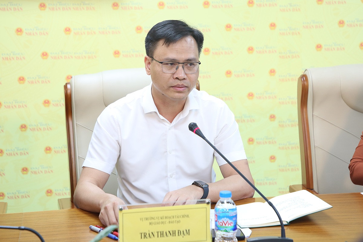 MC: Thưa ông Trần Thanh Đạm, Vụ trưởng Vụ Kế hoạch – Tài chính, Bộ GD-ĐT: Bộ GD-ĐT đã lên kế hoạch triển khai Nghị quyết 32 của Chính phủ như thế nào, đặc biệt là vấn đề về sách giáo khoa?