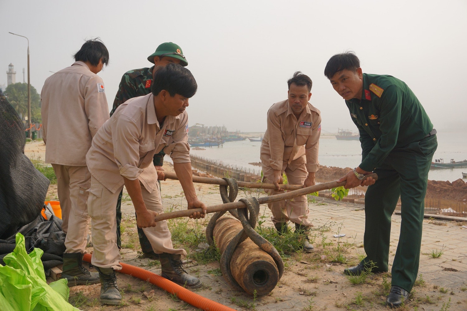Quảng Bình: Phát hiện quả bom lớn ngay trung tâm thành phố khi thi công bến thuyền -0