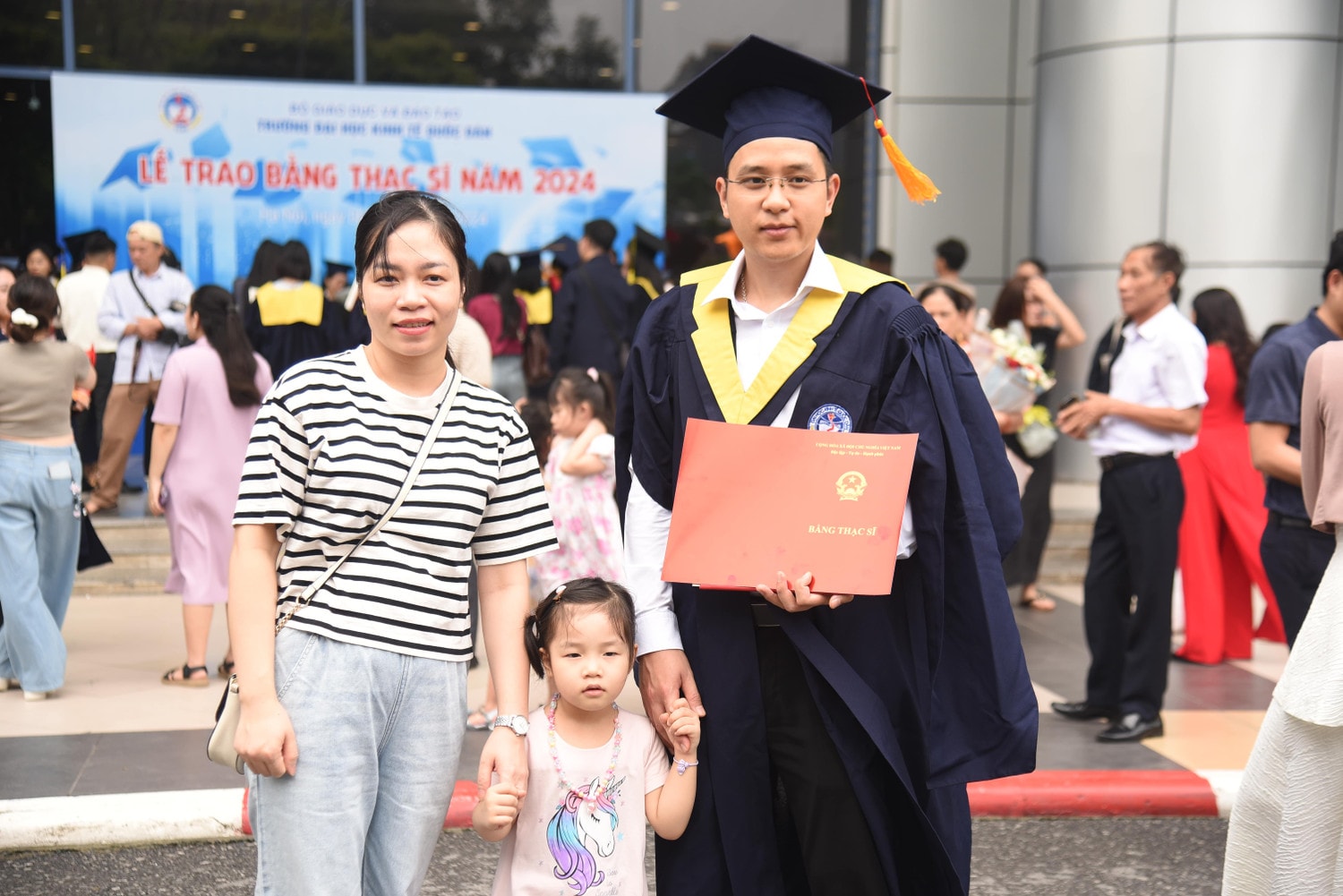 (Ảnh: Nguyễn Liên) Trường Đại học Kinh tế Quốc dân trao bằng cho hơn 1.000 tân thạc sĩ -0