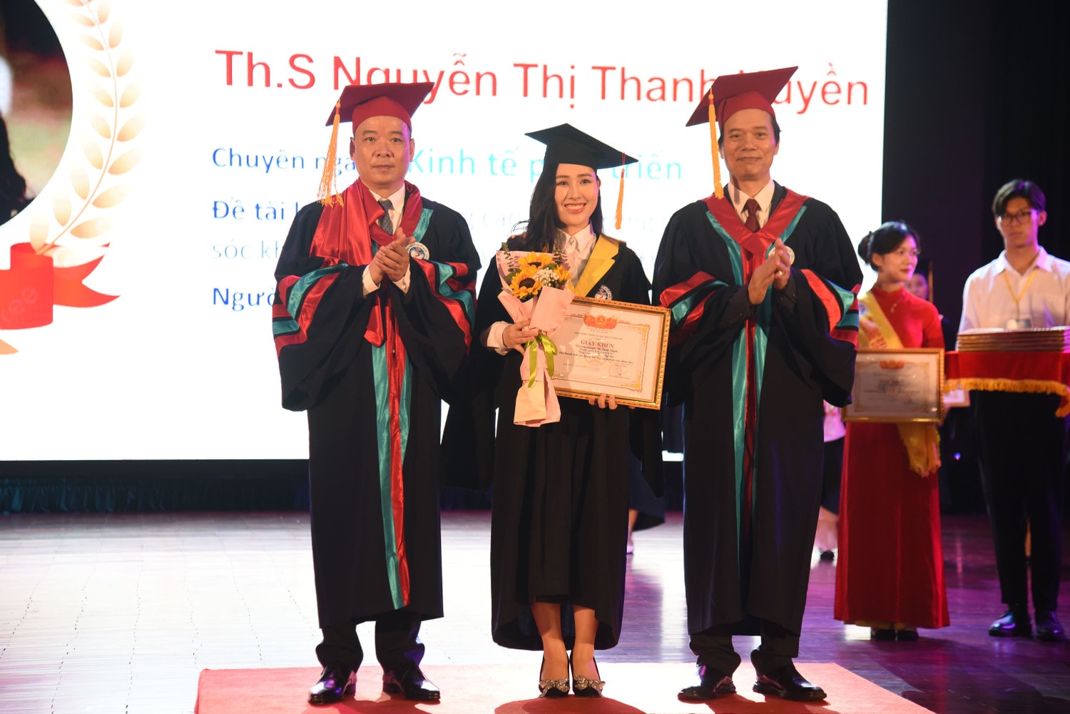 GS.TS Phạm Hồng Chương, Hiệu trưởng Trường Đại học Kinh tế Quốc dân cùng PGS.TS Bùi Huy Nhượng, Phó Hiệu trưởng nhà trường trao bằng khen cho các học viên có thành tích cao trong học tập và nghiên cứu khoa học (Ảnh: Nguyễn Liên) Trường Đại học Kinh tế Quốc dân trao bằng cho hơn 1.000 tân thạc sĩ -0