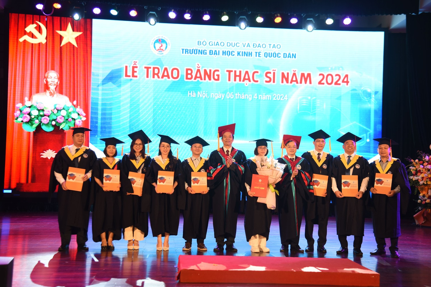 Thành lập Ban liên lạc cựu học viên cao học khóa 30 thuộc mạng lưới cựu học viên, sinh viên Trường Đại học Kinh tế Quốc dân (Ảnh: Nguyễn Liên) Trường Đại học Kinh tế Quốc dân trao bằng cho hơn 1.000 tân thạc sĩ -0