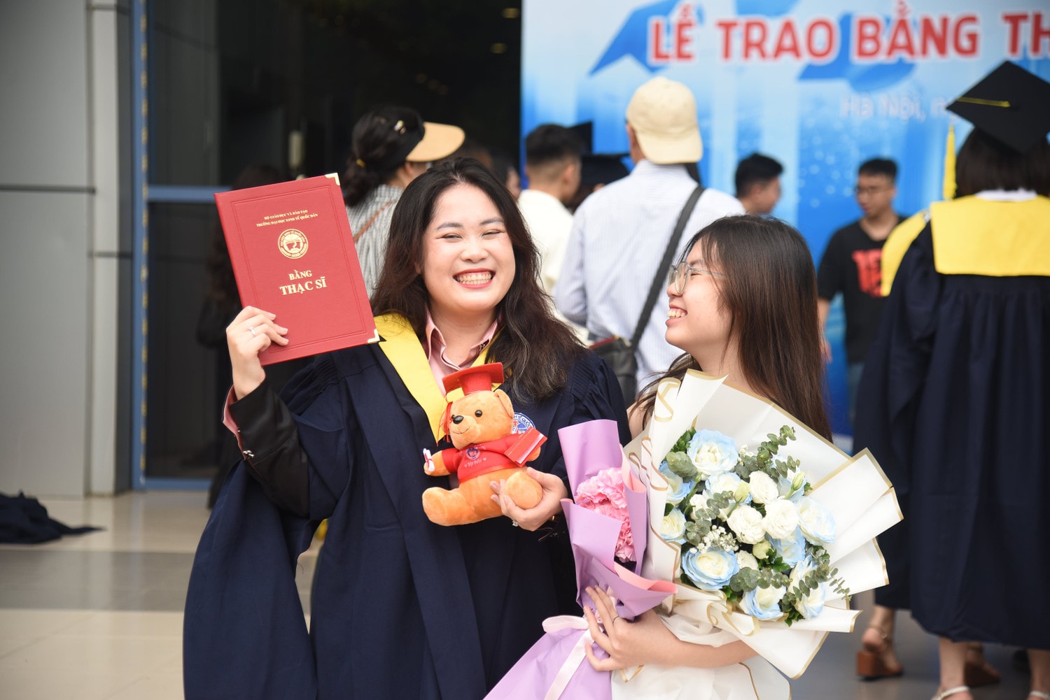 "Sự thành công của các tân thạc sĩ sẽ làm rạng danh thêm truyền thống gần 70 năm của Trường Đại học Kinh tế Quốc dân", GS.TS Phạm Hồng Chương nhấn mạnh (Ảnh: Nguyễn Liên) Trường Đại học Kinh tế Quốc dân trao bằng cho hơn 1.000 tân thạc sĩ -0