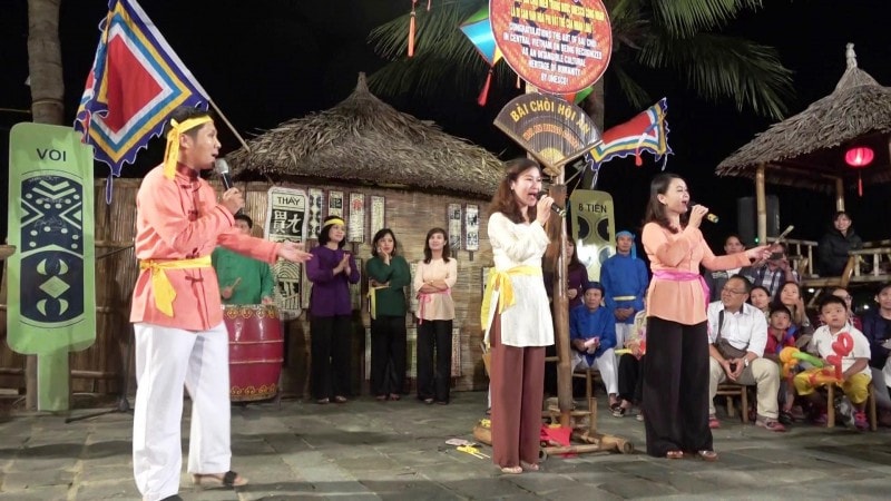 Nghệ thuật dân ca bài chòi vừa là di sản, vừa là sản phẩm đặc biệt của du lịch văn hóa phố cổ Hội An. Nguồn: TTHA