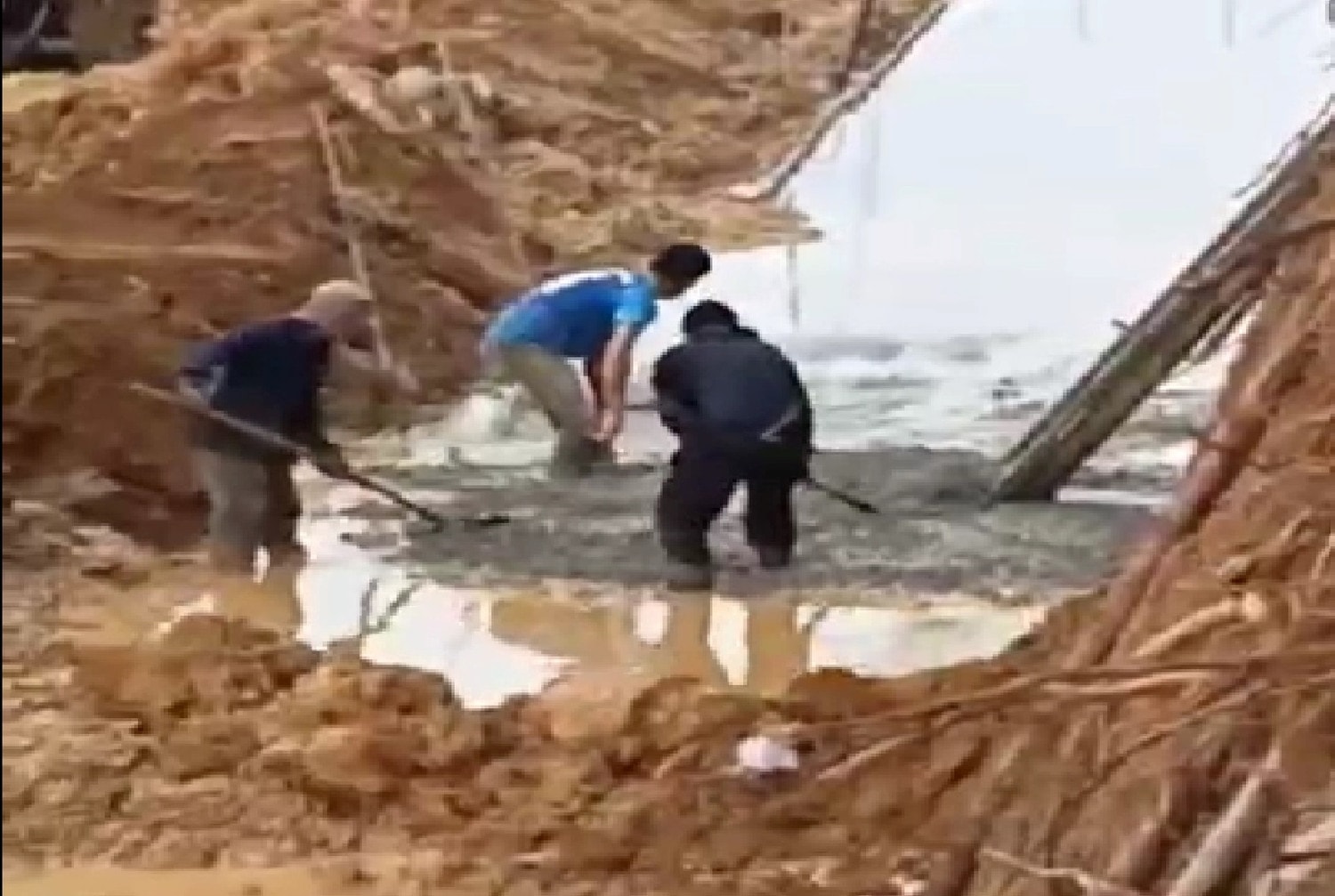 Hình ảnh được cho là đổ bê tông trộn với nước bùn và bùn (Ảnh: cắt từ video) Xôn xao hình ảnh đổ bê tông “trộn lẫn với bùn” tại dự án hơn 70 tỷ ở Hà Tĩnh -0