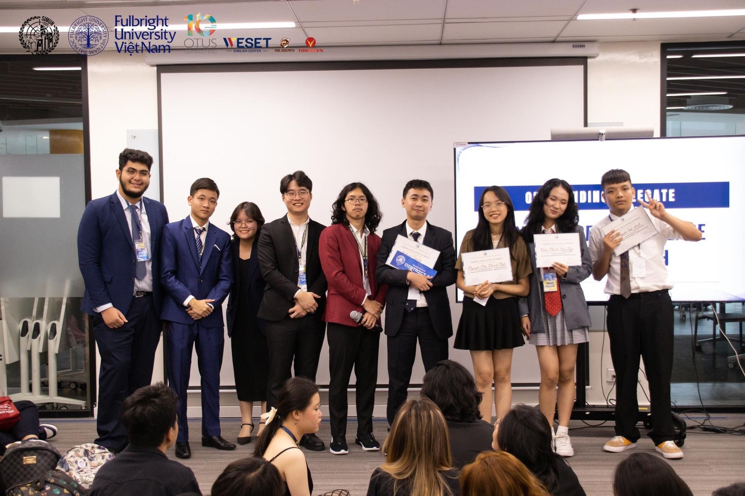 Vinh Phú tại Hội nghị mô phỏng Liên Hợp Quốc (Model United Nations - MUN), một phiên họp giả định dành cho học sinh mô phỏng theo các phiên thảo luận của Liên Hợp Quốc trong thực tế Nam sinh TP. Hồ Chí Minh trúng tuyển đại học top 9 nước Mỹ -0