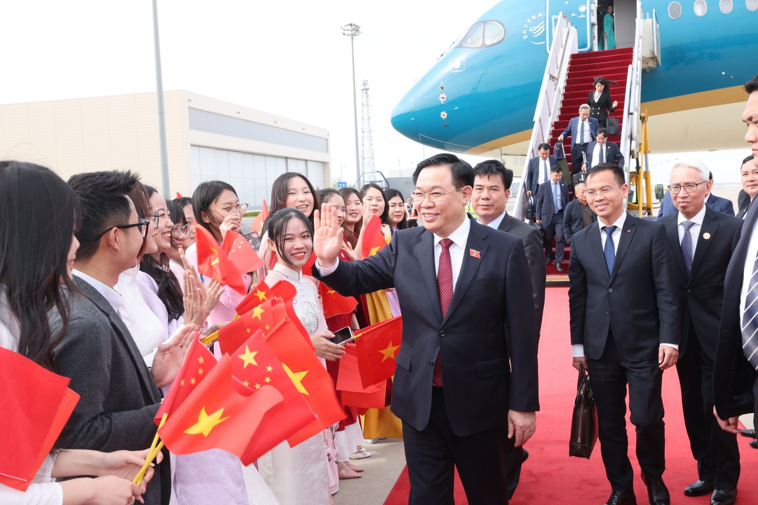 NA Chairman Vuong Dinh Hue were greated by representatives of the Vietnamese Embassy and the Vietnamese community in China. Photo: Nhan Sang NA Chairman arrives in Beijing for official visit -0