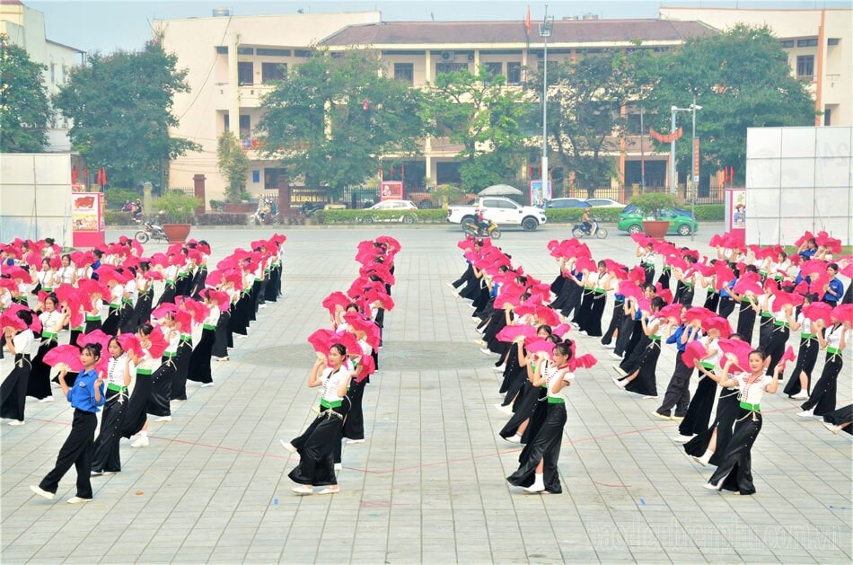 Công diễn dân vũ, điệu nhảy đường phố chào mừng Chiến thắng Điện Biên Phủ -0