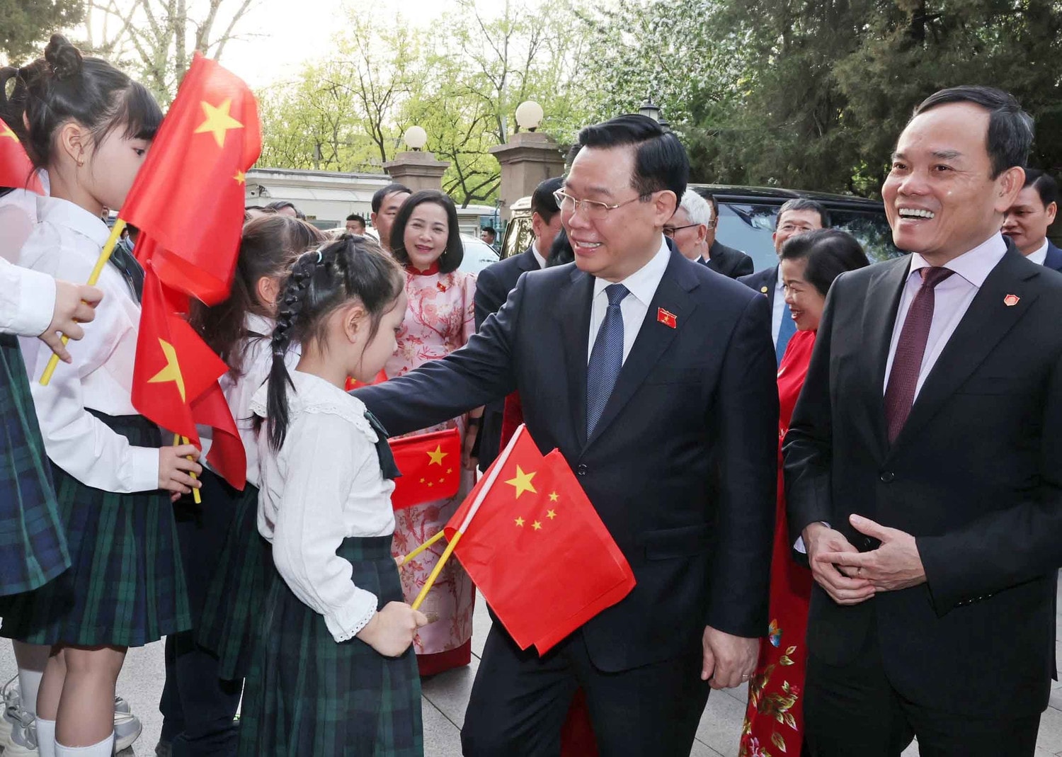 NA Chairman meets Vietnamese community in China -0