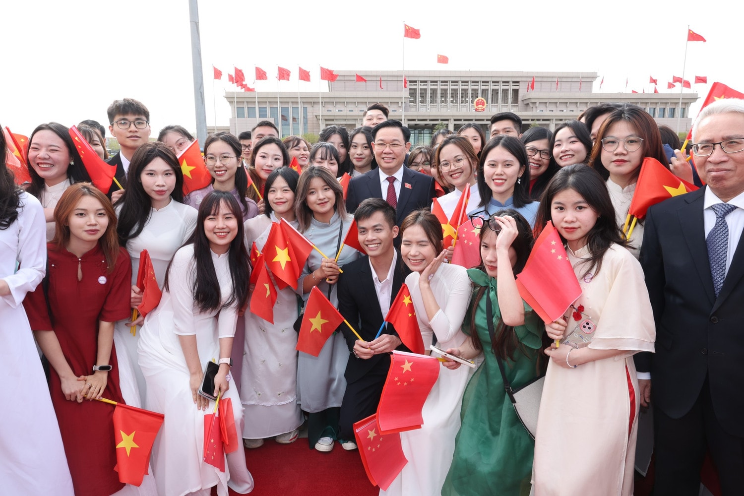 NA Chairman Vuong Dinh Hue were greated by representatives of the Vietnamese Embassy and the Vietnamese community in China. Photo: Nhan Sang NA Chairman arrives in Beijing for official visit -0
