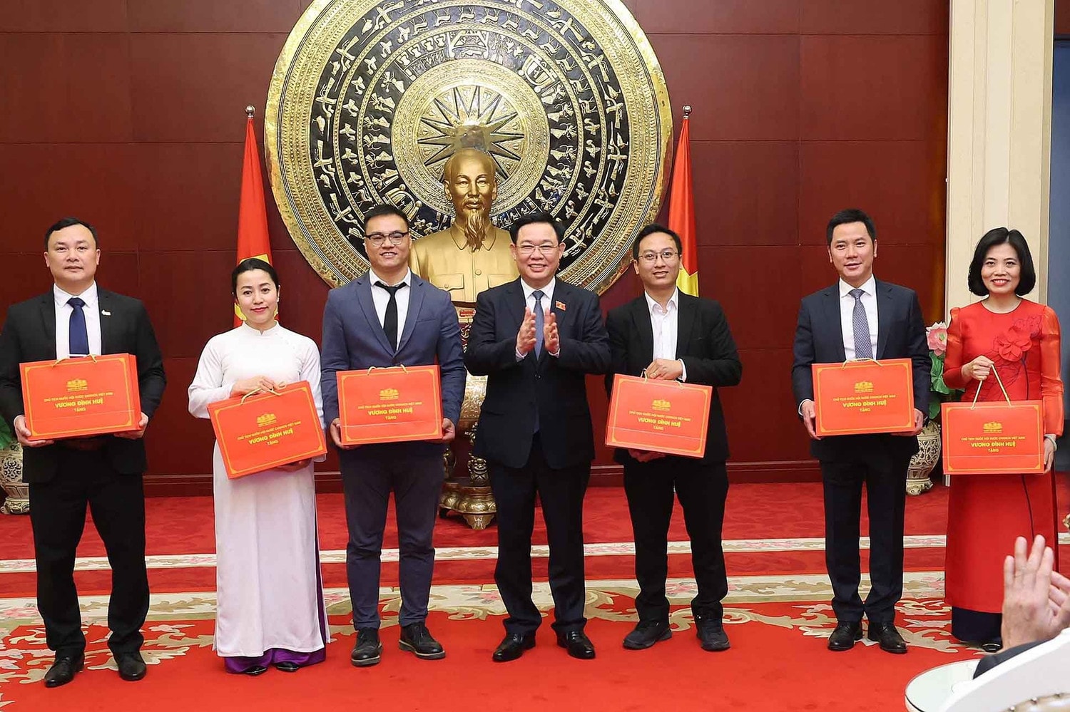 Chủ tịch Quốc hội Vương Đình Huệ gặp mặt cộng đồng người Việt Nam tại Trung Quốc -0