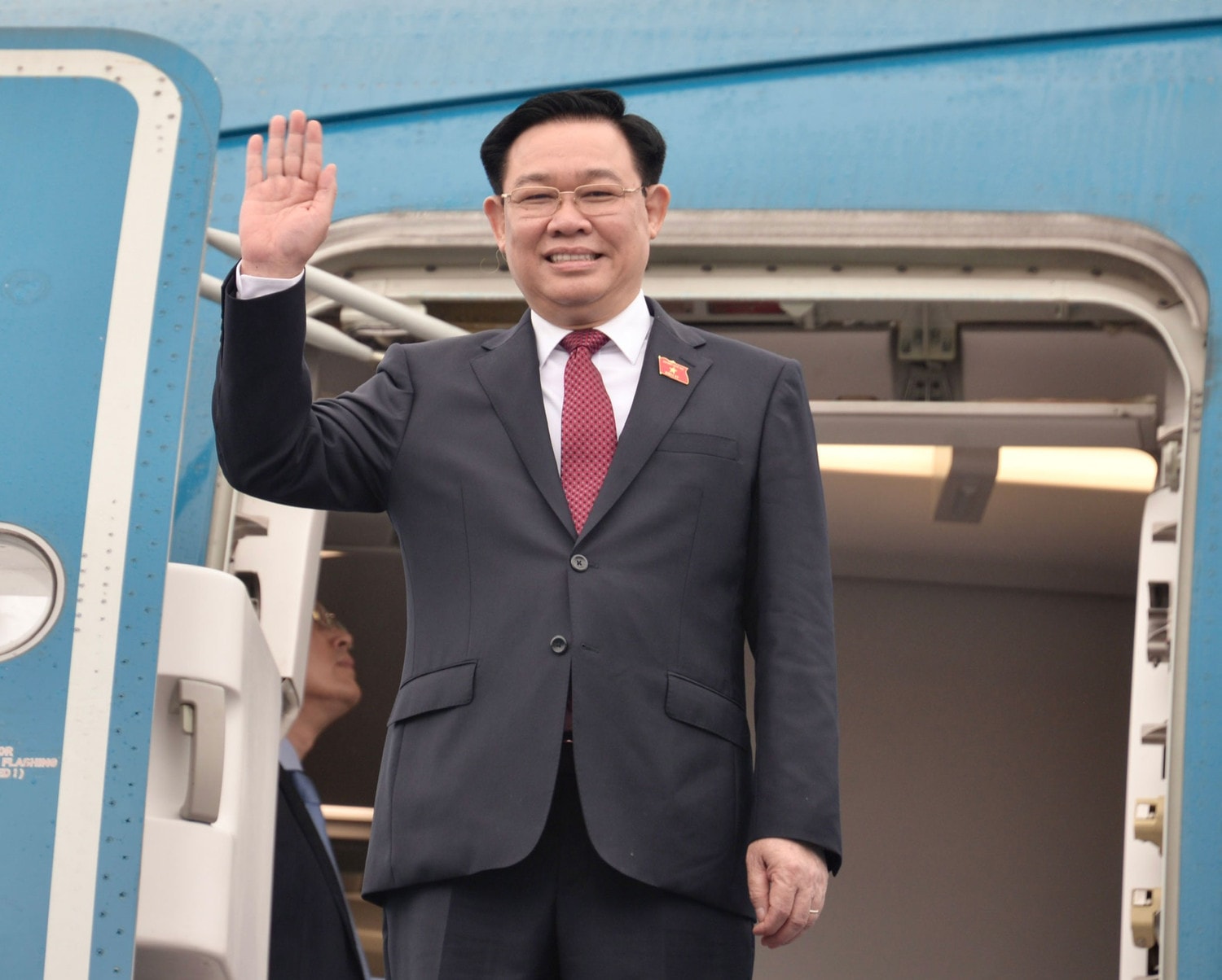 NA Chairman Vuong Dinh Hue left Hanoi on April 7 morning. Photo: Nhan Sang NA Chairman leaves Hanoi for China official visit -0